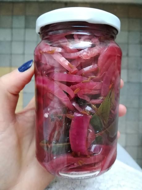 Eingelegte rote Zwiebeln mit Zimt und Kümmel/ Pickled red Onions with Cinnamon and Caraway Seeds (Deutsch & English)