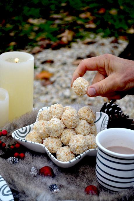 Let the Christmas baking begin! Weiße Schoko-Kokoskugeln & Kleine Linzertörtchen versüßen uns die kuschlige Adventszeit