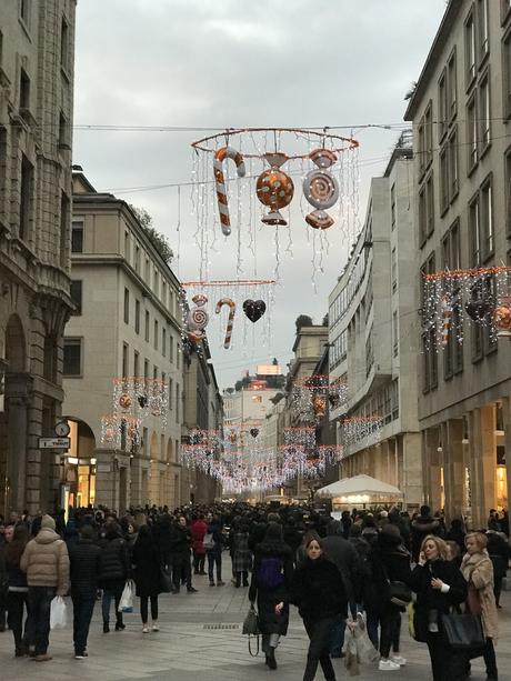 Weihnachtsdemo in Mailand, sehr puristisch und fast hanseatisch.