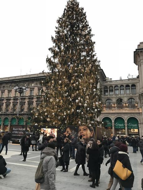 Der große Weihnachtsbaum vor dem Mailänder Dom ist sehr beeindruckend.