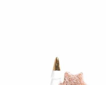 Rezepte für einfachen Austauschkeks-Weihnachtsplätzenen aus Mürbeteig mit glitzerndem Zuckermantel (Butterplätzchen und Schokoladen-Zimt-Plätzchen)