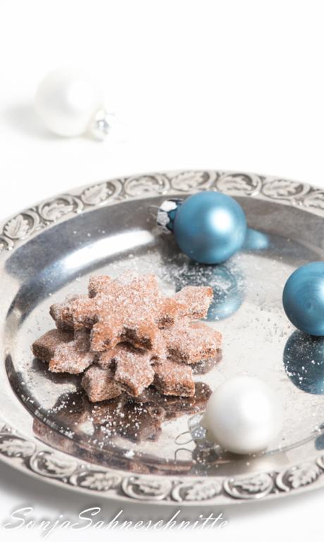 Rezepte für einfachen Austauschkeks-Weihnachtsplätzenen aus Mürbeteig mit glitzerndem Zuckermantel (Butterplätzchen und Schokoladen-Zimt-Plätzchen)