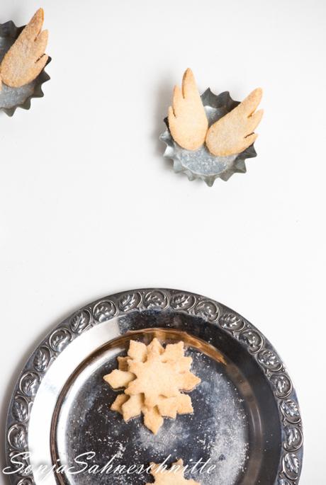Rezepte für einfachen Austauschkeks-Weihnachtsplätzenen aus Mürbeteig mit glitzerndem Zuckermantel (Butterplätzchen und Schokoladen-Zimt-Plätzchen)