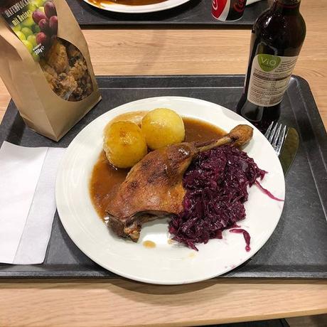 Entenkeule mit Rotkohl und Klößen #foodporn - via Instagram