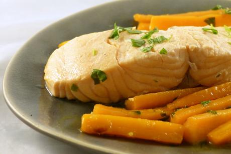 In Sauternes pochierter Lachs mit karamellisierten Karotten