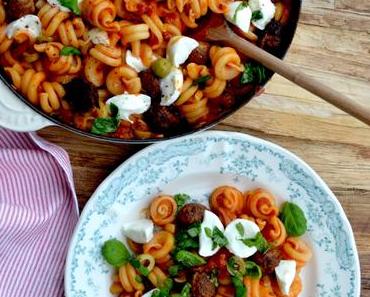 NOT ONLY FÜR SUSI & STROLCH! Lieblings-Fleischbällchen-Pasta mit Tomatensauce, Büffelmozzarella und Oliven