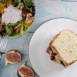 Französischer Burger mit Beilagensalat – mit lauwarmen Ziegenkäse und Rotweinschalotten