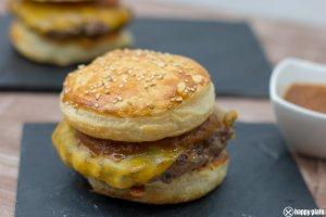 Loaded Cheeseburger mit Blätterteig Raclette Patty