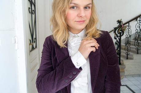 #Weihnachtsoutfit in lilla Samt-Blazer, Volant-Bluse von Eterna und Marlene Hose von Prada