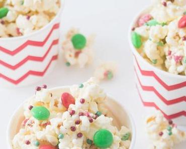 Buntes Popcorn zu Weihnachten