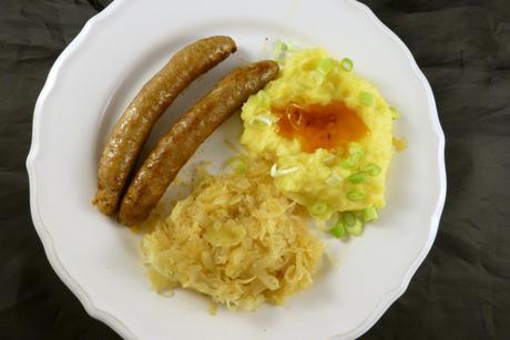 Aus Tradition: Selbstgemachte Paprika-Bratwurst mit Sauerkraut und Kartoffelstampf