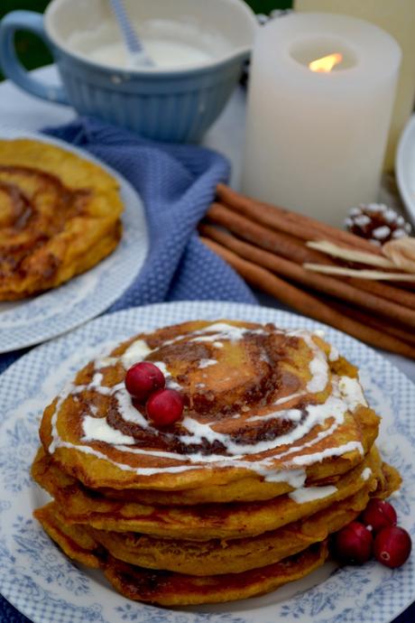 HAPPY HOHOHO! Kürbis-Zimtschnecken-Pancakes mit Frischkäseguss zum gemütlichen Festtagsfrühstück