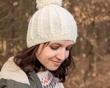 Strickmütze mit Zopfmuster und Riesenbommel
