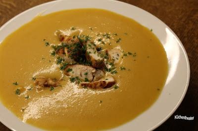 Butternusskürbis-Suppe mit Hähnchenstreifen