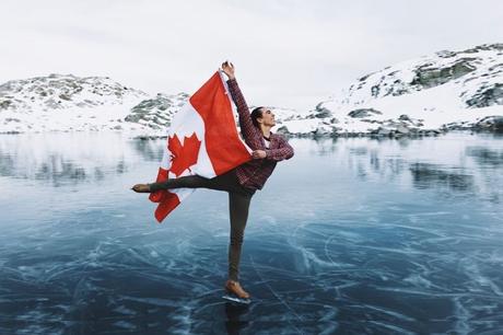 Eiskunstlaufen auf einem gefrorenen Bergsee in Kanada