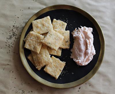 Käse-Kräuter-Cracker mit Lachsmousse