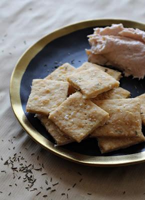 Käse-Kräuter-Cracker mit Lachsmousse