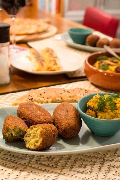 Falafel mit Karottendip und Fladenbrot – vegetarisch arabisch