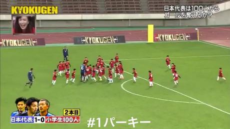 Kagawa und zwei Fußballprofis vs. 100 Kinder
