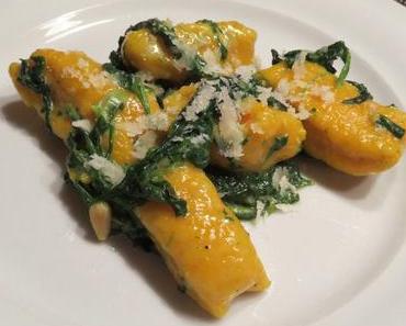 Kürbisgnocchi mit Spinat und Pinienkernen