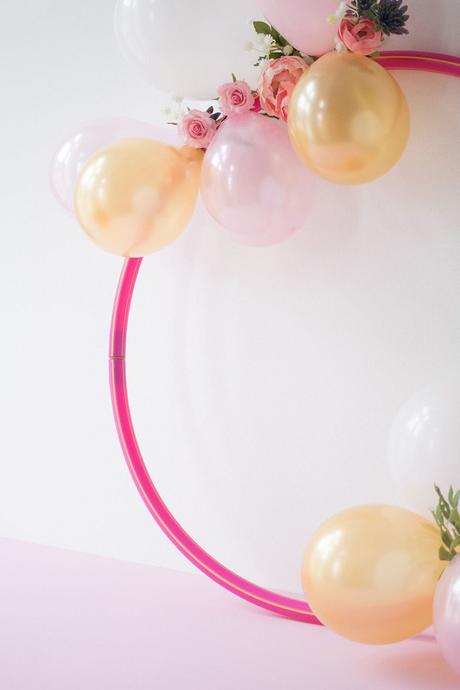 Hula Hoop Reifen mit Luftballons machen