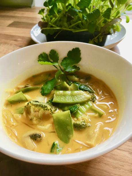 Thai-Kokos-Suppe mit Glasnudeln
