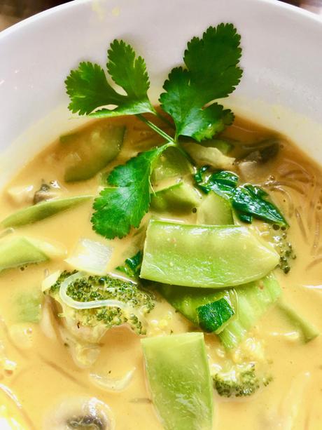 Thai-Kokos-Suppe mit Glasnudeln