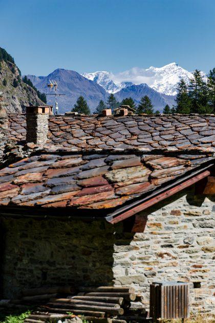 Über die Dächer des verschlafenen Örtchens erblicke ich den Gipfel des Monte Emilius, des Hausbergs der Stadt Aosta.