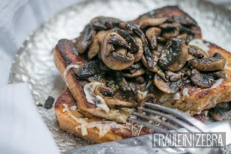 Herzhafter French Toast mit Pilzen