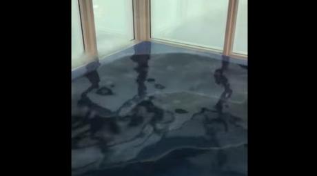 Ein Pool im Wolkenkratzer bei Sturm