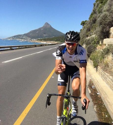 Alexander Siegmund trainiert auf dem Rennrad in Südafrika