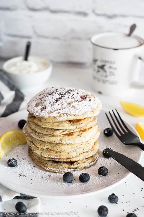 fluffige Blaubeer-Zitrone & Mohn Pancakes