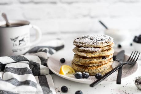 fluffige Blaubeer-Zitrone & Mohn Pancakes