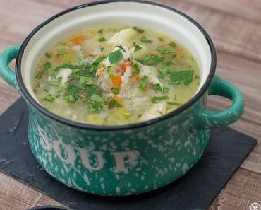 Selbstgemachte Hühnersuppe mit Nudeln