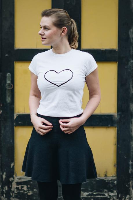 #Valentinstagsoutfit in DIY Herz-Shirt, Vero Moda Tellerrock, schwarzem Trenchcoat und DIY Maschen-Pumps