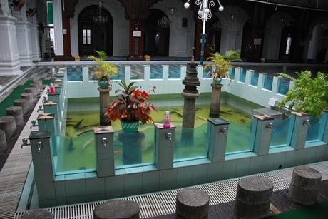 23_Waschbecken-mit-Aquarium-Jummah-Moschee-Port-Louis-Mauritius