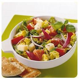 Rezept: Romana-Käsesalat mit Tomaten und Kräutern