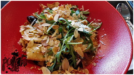 Ravioli mit Antipasti, Rucola und Mandelsplitter