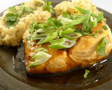 Vietnamischer Karamelllachs mit pfannengerührtem Spitzkohl und Hirse-Miso-Polenta