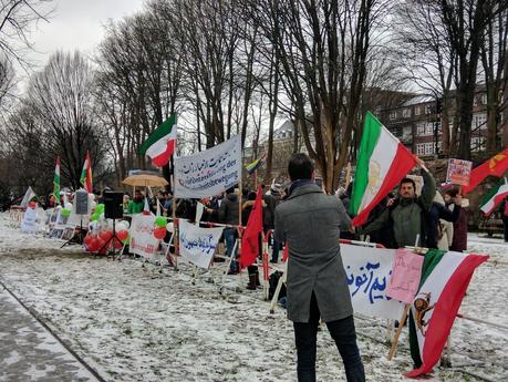 Hamburg bleibt aktiv - Proteste vor dem iranischen Konsulat
