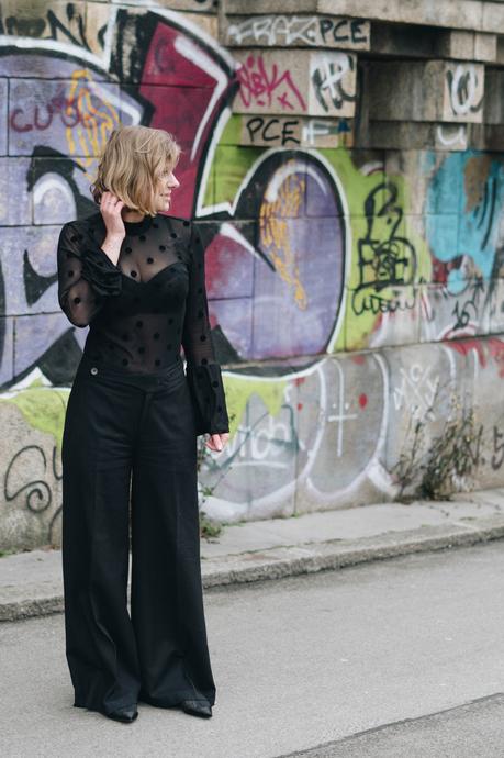 #Datenight Outfit in Bluse aus Netzstoff mit Punkten von Only, Hose mit weitem Bein von twenty8twelve und flache Stiefletten mit Punkten von Zara