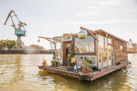 2BOATS: Zwei Künstler fahren in selbstgemachten Hausbooten quer durch Europa