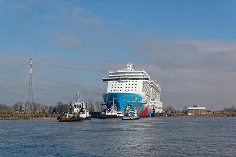 Kreuzfahrtschiff-NCL-Norwegian-Breakaway-Schleuse-Meyer-Werft-Papenburg-Ems-Nordsee-Ostfriesland-Deutschland