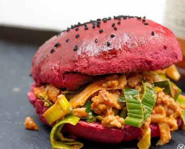 Lauch Sloppy Joe im roten Hamburger Bun mit roter Beete