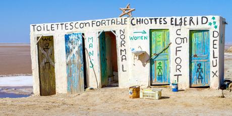 Tunesien: Scheisshaus mitten im Salzsee