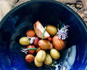 selbst eingelegte Oliven mit Rosmarin und Knoblauch