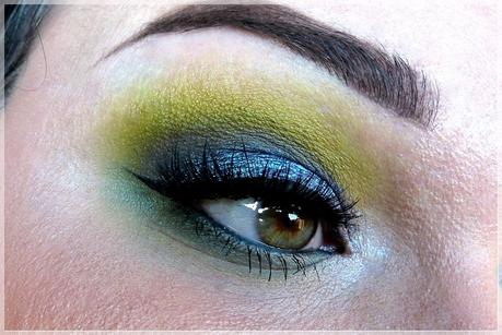 buntes augen makeup mit grün und blau 