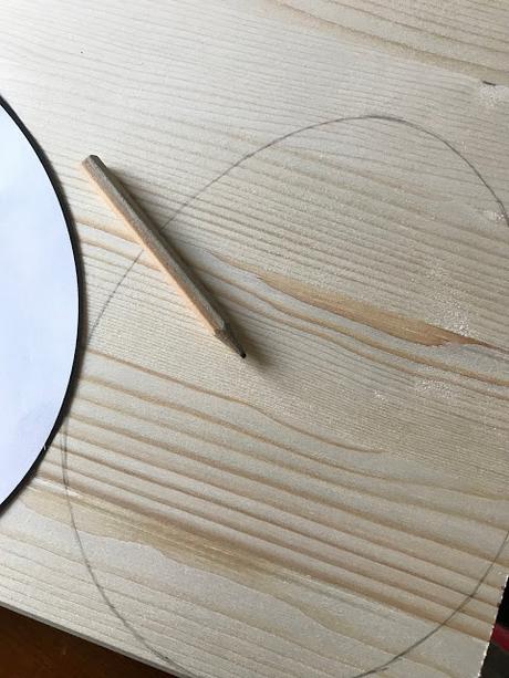 Osterhase aus Holz mit Drahtohren - Umriss anzeichnen