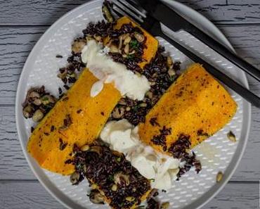 Gefüllter Kürbis mit dicken Bohnen und Pinienkernen