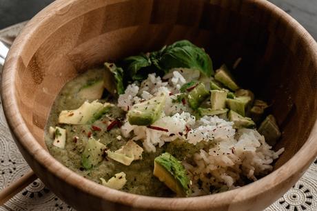 Veggie Bowl mit Reis und Gurken-Zucchini-Sauce